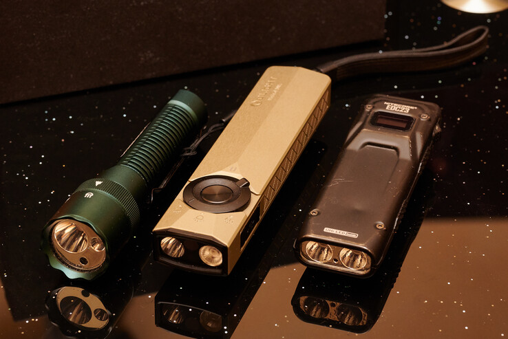 De K1 van Acebeam biedt een vergelijkbare set functies, en de EDC23 van Nitecore heeft een vergelijkbare vormfactor. (Afbeeldingsbron: Andreas Sebayang/Notebookcheck.com)