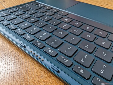 De toetsenbordvoet heeft twee verbindingsmodi: Fysiek of Bluetooth