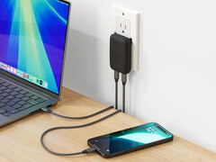 De nieuwe OntheGo GaN-lader kost $39,99. Afgebeeld: de oplaadsteen aangesloten op apparaten. (Afbeeldingsbron: Satechi)