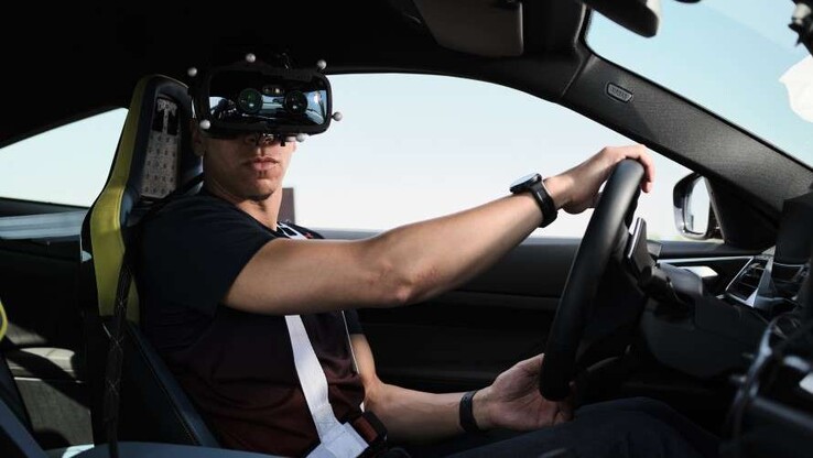 Bestuurders dragen Varjo virtual reality-headsets met lage latency terwijl ze in het echt rijden. (Bron: BMW)