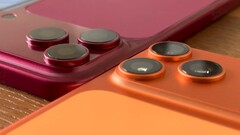 Een plastic model van de iPhone 18 Pro Max in een vergelijking naast de iPhone 17 Pro Max, met bijpassende hoesjes.
