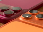 Een plastic model van de iPhone 18 Pro Max in een vergelijking naast de iPhone 17 Pro Max, met bijpassende hoesjes.
