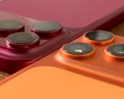 Een plastic model van de iPhone 18 Pro Max in een vergelijking naast de iPhone 17 Pro Max, met bijpassende hoesjes.