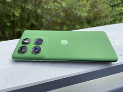 De Edge 60 is een zeer degelijke telefoon uit het hogere middensegment (Afbeelding bron: Manuel Masiero)