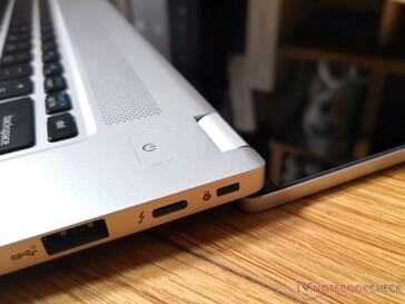 Deksel opent de volledige 180 graden in tegenstelling tot de meeste andere 15,6-inch laptops