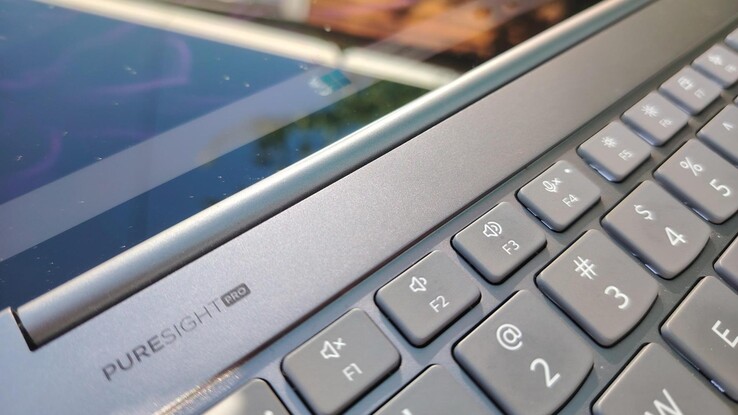 Een close-up van de Lenovo Yoga Slim 7 Aura Edition. (Afbeelding bron: Darryl Linington - Notebookcheck)