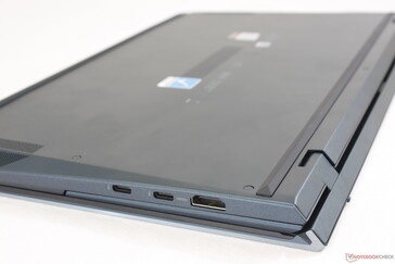 In gesloten toestand ziet de UX482 eruit als een gewone clamshell laptop, maar met een iets dikkere achterkant
