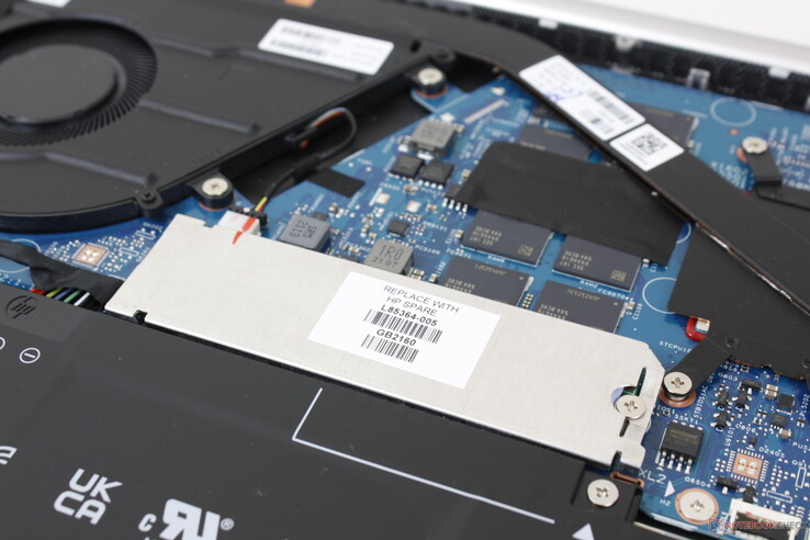 M.2 PCIe 3 2280 SSD wordt beschermd door een aluminium plaat. Er zijn geen interne secundaire opslagmogelijkheden