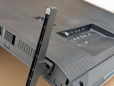 Voetjes van hard plastic worden met Philips-schroeven aan de onderkant bevestigd