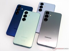 De opvolger van de Galaxy S25 (hier afgebeeld) biedt naar verluidt een grotere accu van 4.300 mAh, maar dit is bescheiden in vergelijking met de Xiaomi 16 en anderen. (Afbeeldingsbron: Notebookcheck)
