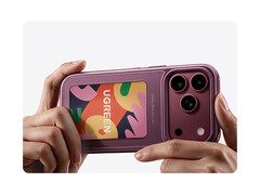 De Magic E-Ink-telefoonhoes is verkrijgbaar in drie kleuren. Afgebeeld: het accessoire wordt aan de iPhone 18 Pro bevestigd.