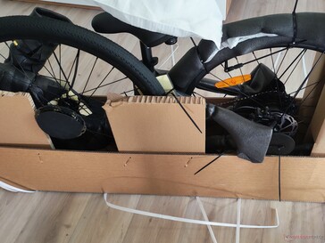 De fiets wordt gedeeltelijk gemonteerd geleverd