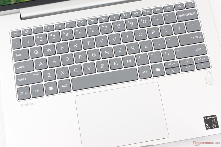 De achtergrondverlichting van het toetsenbord is optioneel. Clickpad is met 11,7 x 8 cm redelijk groot voor de vormfactor