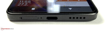 Onderkant: dual-SIM, microfoon, USB-C 2.0, luidspreker