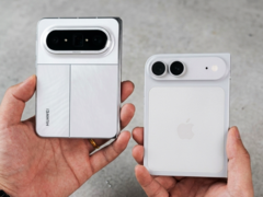 Huawei Pura X Max naast een iPhone Ultra/Fold dummy.