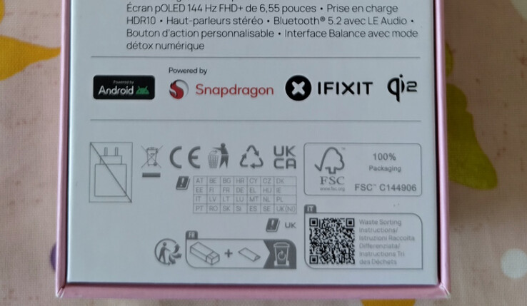 Op de verpakking van de HMD Skyline staat het Qi2-logo zonder kader, zoals voorgeschreven door de WPC. (Afbeeldingsbron: Nokiamob)