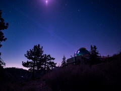 Het Optical Communications Telescope Laboratory straalt zijn acht-laserbaken naar de Deep Space Optical Communications vluchtlaser transceiver (Afbeeldingsbron: NASA en JPL-Caltech)