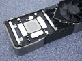 De vermeende RTX 4090 Founders Edition-behuizing toont een van zijn twee grote ventilatoren. (Afbeelding bron: Chiphell)