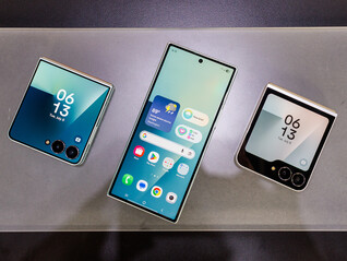 De nieuwste opvouwbare Samsung-telefoons, opgevouwen, van links naar rechts: Galaxy Z Flip7, Fold7 en Flip7 FE (bron: Notebookcheck)