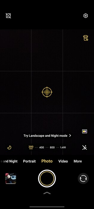 Als deze geel gemarkeerd is, is de teleconverterstand met brandpuntsafstanden van 200 mm tot 1600 mm actief.