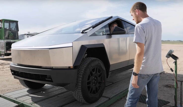 De Tesla woog ongeveer 7.000 pond - veel minder dan de RAM Cummins. (Bron: YouTube)
