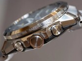 Zijaanzicht van een horloge uit de Casio G-Shock GST-W1000-serie, met de roestvrijstalen kast, drukknoppen, kroon, geïntegreerde armband en de in de lunette gegraveerde plaatsnamen.