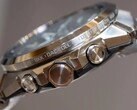 Zijaanzicht van een horloge uit de Casio G-Shock GST-W1000-serie, met de roestvrijstalen kast, drukknoppen, kroon, geïntegreerde armband en de in de lunette gegraveerde plaatsnamen.