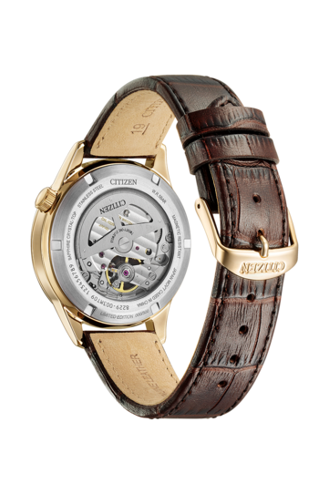 De achterzijde van het Citizen-horloge, met een transparante achterkant die het zilverkleurige automatische uurwerk en de rotor onthult.