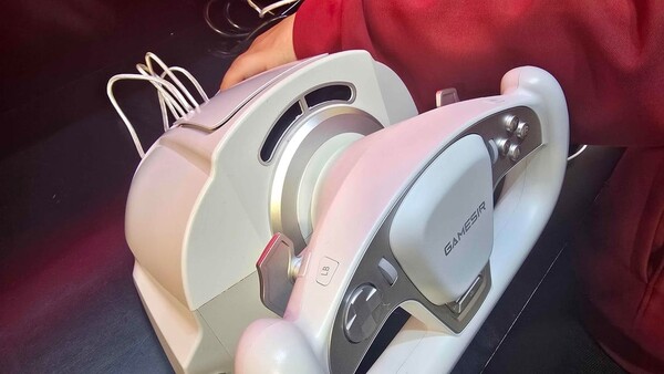 De GameSir Turbo Drive heeft een ventilator die lucht in je gezicht blaast in verhouding tot je snelheid in een racespel. (Afbeeldingsbron: r/kemkuro)