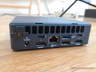 Achterzijde: 2x HDMI 2.0b, 2,5 Gbit RJ-45, USB-A 3.2 Gen. 2, USB-A 2.0, 2x USB-C met Thunderbolt 3, Thunderbolt 4, en DisplayPort