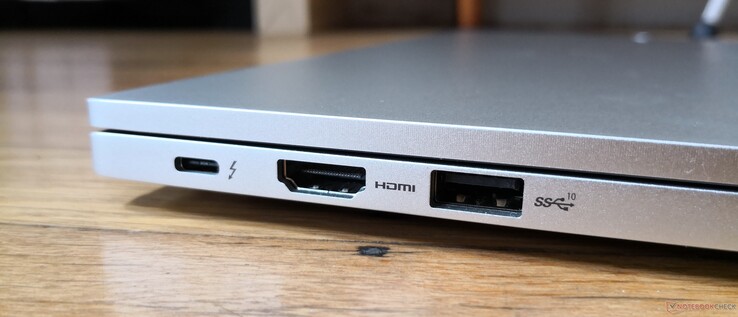 Links: USB-C met Thunderbolt 4 + Power Delivery + DisplayPort, Kensington-slot, HDMI 2.0b, USB-A 3.2 Gen. 2