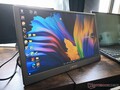 Lepow C2S 15.4 draagbare monitor heeft een betere kickstand dan de meeste anderen