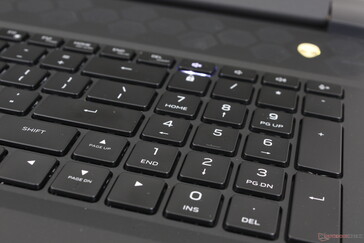 In tegenstelling tot de meeste andere laptops zijn de numpad- en pijltjestoetsen even groot als de belangrijkste QWERTY-toetsen