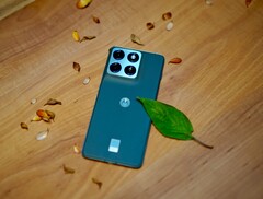 De Edge 70 doet het heel anders dan zijn voorganger en legt minder nadruk op de flexibiliteit van het camerasysteem. (Afbeeldingsbron: Notebookcheck)