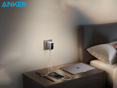 De nieuwe Anker Prime 160 W wandoplader zal naar verluidt drie poorten hebben. Afgebeeld - de 140 W laptoplader laadt een Apple Watch, een iPhone en een MacBook op. (Afbeeldingsbron: Anker - bewerkt)