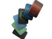 De Pitaka Aramid Fiber magnetische powerbank is verkrijgbaar in de met Aramid Fiber afgewerkte kleuren moonrise, zwart, sunset, alien, forest green en ocean blue (Afbeelding bron: Pitaka)