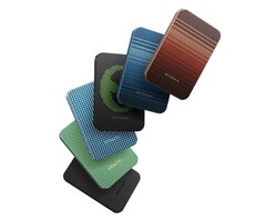 De Pitaka Aramid Fiber magnetische powerbank is verkrijgbaar in de met Aramid Fiber afgewerkte kleuren moonrise, zwart, sunset, alien, forest green en ocean blue (Afbeelding bron: Pitaka)