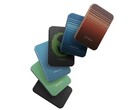 De Pitaka Aramid Fiber magnetische powerbank is verkrijgbaar in de met Aramid Fiber afgewerkte kleuren moonrise, zwart, sunset, alien, forest green en ocean blue (Afbeelding bron: Pitaka)