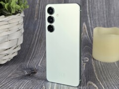 Notebookcheck heeft de Samsung Galaxy S25 beoordeeld (Afbeelding bron: Marcus Herbrich)