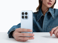 De Xiaomi 18 heeft mogelijk een scherm van 6,4 inch. Afgebeeld: een promofoto waarop te zien is hoe de Xiaomi 17 door een vrouw wordt vastgehouden.