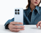 De Xiaomi 18 heeft mogelijk een scherm van 6,4 inch. Afgebeeld: een promofoto waarop te zien is hoe de Xiaomi 17 door een vrouw wordt vastgehouden.