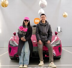 Dit jonge stel kreeg de 200.000e Xiaomi SU7 en koos voor de speciale rode kleuroptie (Afbeelding bron: Xiaomi)