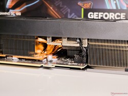 De RTX 4070 Super Gaming OC heeft acht koperen heatpipes