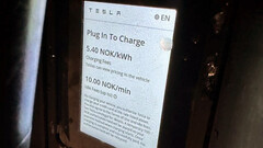 Het nieuwe scherm van de V4 Supercharger-kaartterminal van Tesla (afbeelding: Inert82/Reddit)