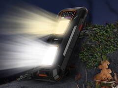 De WP58 Pro is een robuuste smartphone met twee zaklampen (Afbeelding bron: Oukitel)