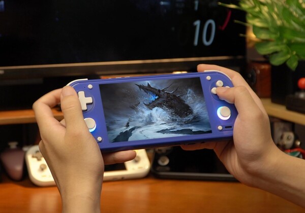 De Anbernic RG 55G1 is een Android-gaminghandheld met een ontwerp dat lijkt op dat van de Nintendo Switch.