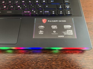 MSI GE66 12UHS: lichtbalk van boven