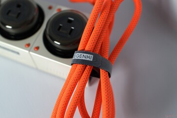 De gevlochten kabel van 1,5 m lang is bevestigd aan de...