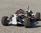3D-geprint RC-chassis op asfalt
