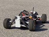 3D-geprint RC-chassis op asfalt
